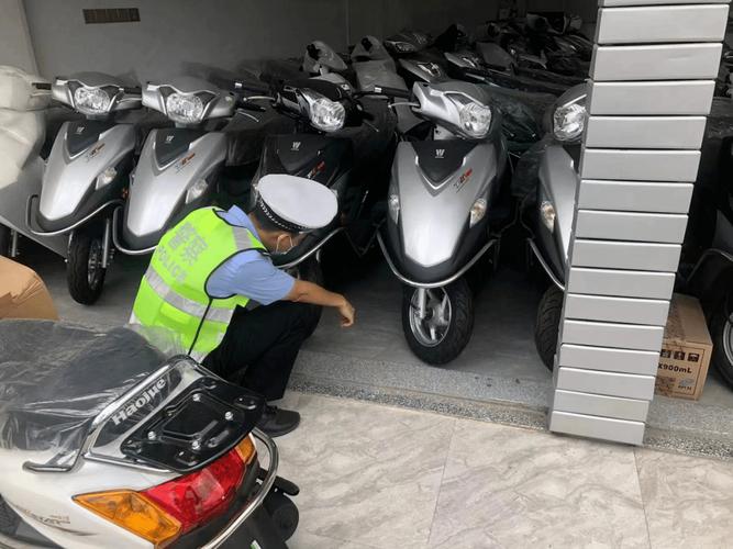 行动中,揭阳交警对辖区机动车修理业,电动自行车销售维修门店及危运